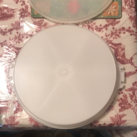 12 inch Round Divided Tupperware Bowl - Picture 3 of 12